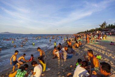 Hoi An, Vietnam, 2019-06-28: Hoi An merkez plajı, yerel halk plajda aile pikniği yapıyor.