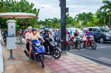 Nha Trang, Vietnam -2019-07-01: Nha Trang Caddesi. Nha Trang, Vietnam 'da motosiklet trafiği sıkışık..