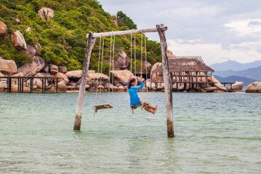 Vietnam 'ın merkezinde, Nha Trang' ın 85 km güneyinde güzel, tenha bir sahil. Sahilde sallan.. 