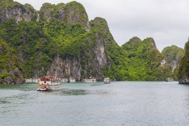 Halong Körfezi, Vietnam, 17 Haziran 2019. Halong Körfezi UNESCO dünya mirası, Vietnam. Vietnam, Halong Körfezi 'ndeki kireçtaşı dağları arasında seyahat eden turist gemileri.. 