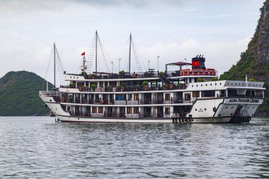 Halong Körfezi, Vietnam, 17 Haziran 2019. Halong Körfezi UNESCO dünya mirası, Vietnam. Vietnam, Halong Körfezi 'ndeki kireçtaşı dağları arasında seyahat eden turist gemileri.. 