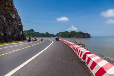 Cat Ba Adası, Vietnam, 2019-06-19: Cat Ba Adası, Vietnam dağlarında motosiklet süren kız ve erkek motorcu, Vietnam 'da motosiklet süren turistler