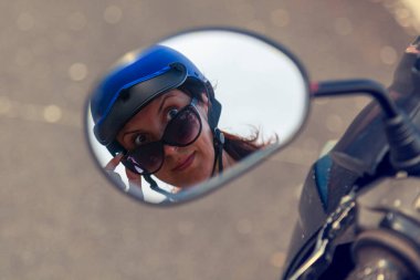 Vietnam dağlarında motosiklet süren bir kız, mavi kasklı bir kadın scooter süren bir kadın, Vietnam 'da motosiklet süren bir kadın.