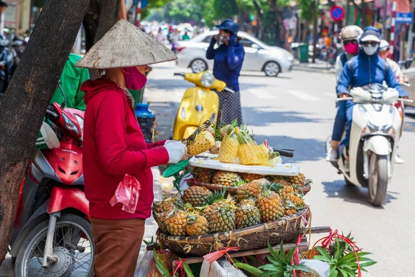 Hanoi Vietnam Giugno 2019 Old Quarter Hanoi Venditori Ambulanti Vendono — Foto Stock