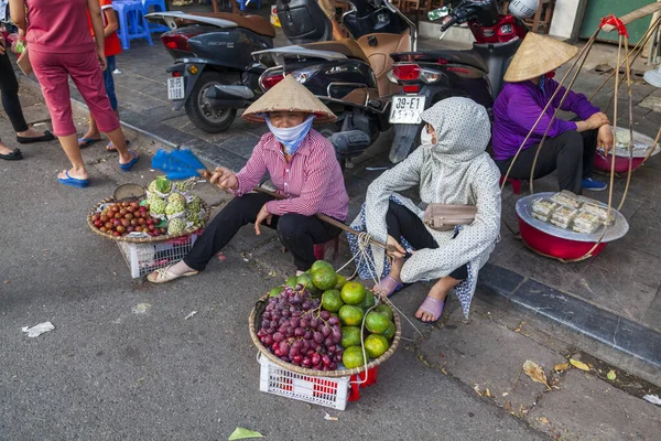 Hanoi Wietnam Czerwca 2019 Stara Dzielnica Hanoi Sprzedawcy Uliczni Sprzedają — Zdjęcie stockowe