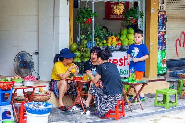 ハノイ ベトナム 2019年6月12日 ハノイの旧市街 ストリートセラーは伝統的な帽子で自転車から果物を販売しています — ストック写真