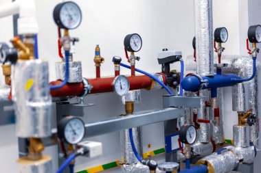 Kazan dairesindeki modern ısıtma sistemi. Sıcak su temini için ısıtma ünitesi, sistemde otomatik sıcaklık ve basınç düzenlemesi