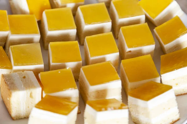 Сырный Торт Манго Нарезанный Тарелке — стоковое фото