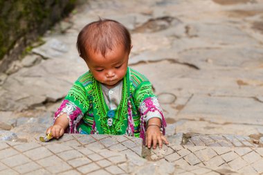 Sapa, Vietnam- 14 Haziran 2019: Kedi Köyü, Sapa Köyü sakinleri, Vietnam, Vietnamlı küçük çocuk, Hmong etnik azınlığından bir çocuğun portresi Kuzey Vietnam 'ın uzak bir dağında 
