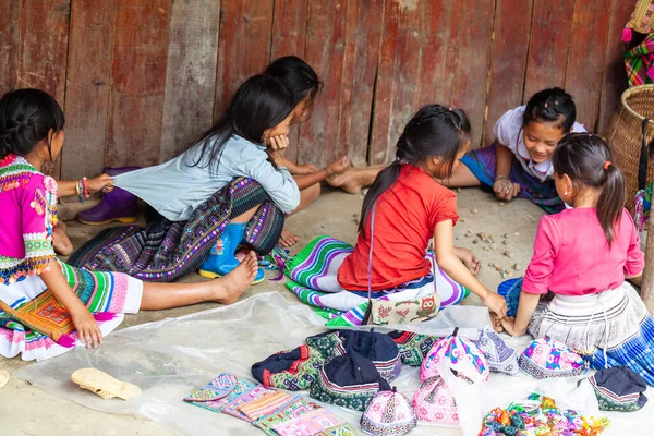 Sapa, Vietnam- 14 Haziran 2019: Sapa, Taşlarla oynayan Çocuklar
