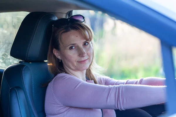 노을에 운전하면서 행복하게 아름다운 유쾌하게 긍정적 표정을 기분좋아 보이는 여성의 — 스톡 사진