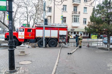 Yangın mahallinde itfaiye aracı, şehir merkezinde alışveriş merkezi, Rusya, Rostov-on-Don, Şubat 04, 2021.
