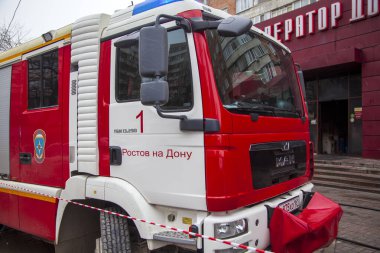 Yangın mahallinde itfaiye aracı, şehir merkezinde alışveriş merkezi, Rusya, Rostov-on-Don, Şubat 04, 2021.