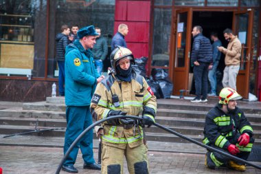 Yangın mahallinde itfaiye aracı, şehir merkezinde alışveriş merkezi, Rusya, Rostov-on-Don, Şubat 04, 2021.