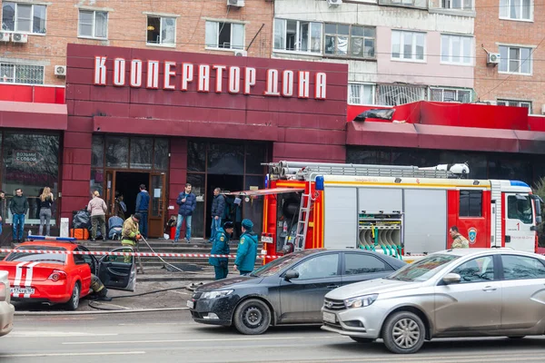 Ambulans Wozami Strażackimi Terenie Pożaru Centrum Handlowe Centrum Miasta Rosja — Zdjęcie stockowe