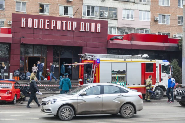 Ambulans Wozami Strażackimi Terenie Pożaru Centrum Handlowe Centrum Miasta Rosja — Zdjęcie stockowe