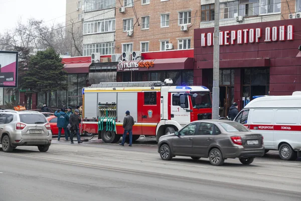 Una Ambulancia Con Camiones Bomberos Sitio Incendio Centro Comercial Centro — Foto de Stock