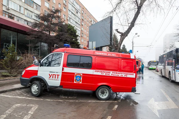 Ambulans Wozami Strażackimi Terenie Pożaru Centrum Handlowe Centrum Miasta Rosja — Zdjęcie stockowe