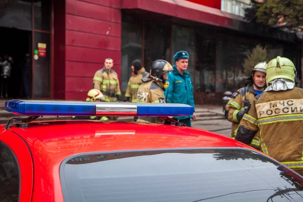 Una Ambulancia Con Camiones Bomberos Sitio Incendio Centro Comercial Centro — Foto de Stock