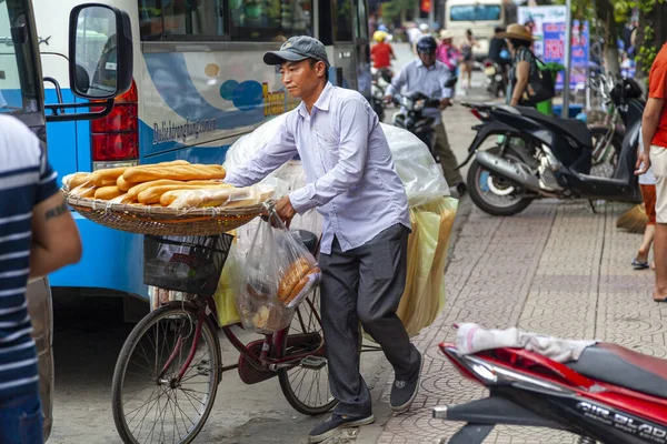 ベトナムのパン販売業者がベトナムのストリートキャット バ島で自転車から食べ物を販売 6月20 2019 — ストック写真