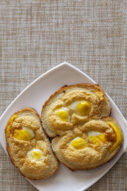 Kızarmış bıldırcın yumurtası, fırında pişmiş ekmek, diyet kahvaltı.