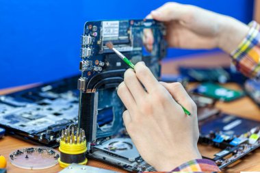 Bilgisayar donanımı, cep telefonu, elektronik, onarım, güncelleme ve teknoloji kavramı, soğutucunun tozdan vakum temizliği