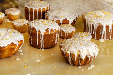  Paskalya pastası. Paskalya yumurtalarıyla donatılmış Paskalya arkaplanı.