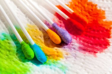 Paskalya yumurtalarını renklendirmek için farklı renklerde pamuk tomurcukları