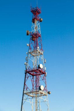 4G ve 5G Hücre siteleri, iletişim direği, uydu iletişim antenleri, kentsel alandaki iletişim sistemlerinin geliştirilmesi, dikey foto