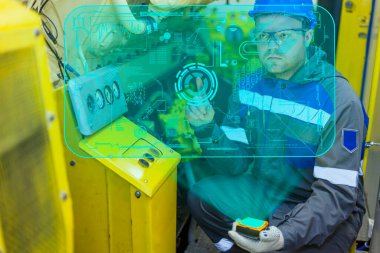 Elektromekanik bir dizel jeneratörde onarım çalışması yapıyor. Ekipman kalite kontrolü için yeni teknoloji: Tamirci - yeni teknolojiler kullanarak ekipmanları tanılar.