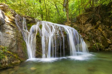 Mavi gölü olan güzel bir şelale
