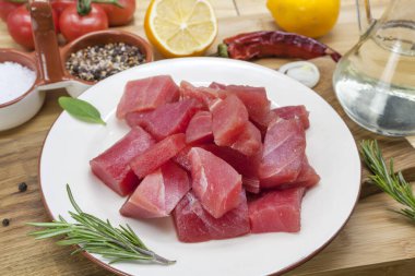 Baharatlı, sebzeli ve sebzeli ton balığı filetosu. Ton balığı pişirmeye hazırlanıyor.