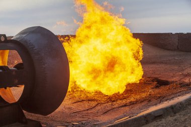 Petrol, gaz endüstrisi. Grup kuyuları ve kapakçık armatürü, gaz vanası, yüksek basınçlı gaz; gaz üretim süreci, gaz patlaması yatay kurulum,