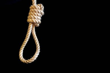 İntihar, oda konseptine asılmış. İntiharın psikolojisi ve intihara meyilli ağır depresyon terapisi zihinsel bir hastalık konsepti, kalın bir ip ilmeği, siyah arka planda.