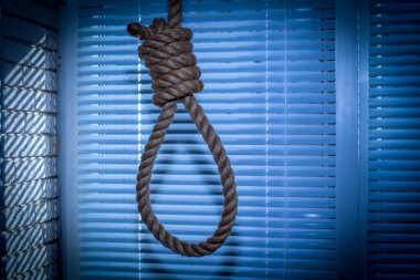 İntihar, oda konseptine asılmış. İntiharın psikolojisi ve intihara meyilli ağır depresyon terapisi zihinsel bir hastalık konsepti, kalın bir ip ilmeği, tonlama.