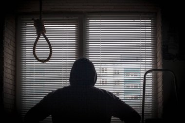 Erkek intiharcının silueti kendini pencereye asacak, koyu renk arka plan..