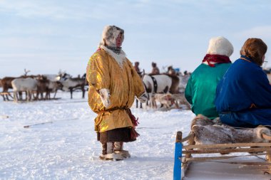 Far North, Yamal Yarımadası ren geyiği çobanı günü, Nenets 'in ulusal kıyafetleri içinde yerel halk. Nadym, Rusya - 23 Şubat 2020