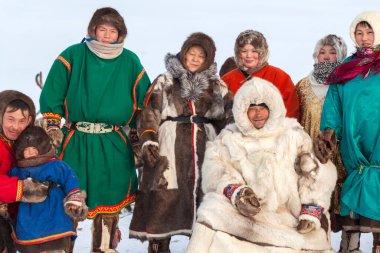 Far North, Yamal Yarımadası ren geyiği çobanı günü, Nenets 'in ulusal kıyafetleri içinde yerel halk. Nadym, Rusya - 23 Şubat 2020