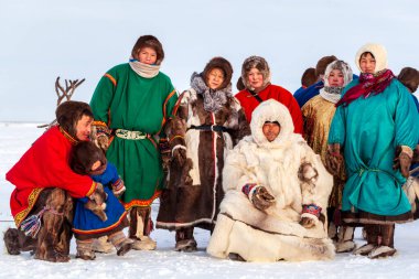 Far North, Yamal Yarımadası ren geyiği çobanı günü, Nenets 'in ulusal kıyafetleri içinde yerel halk. Nadym, Rusya - 23 Şubat 2020