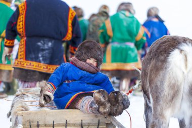 Far North, Yamal Yarımadası ren geyiği çobanı günü, Nenets 'in ulusal kıyafetleri içinde yerel halk. Nadym, Rusya - 23 Şubat 2020