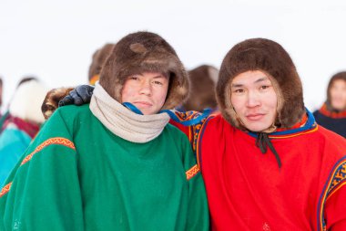 Far North, Yamal Yarımadası ren geyiği çobanı günü, Nenets 'in ulusal kıyafetleri içinde yerel halk. Nadym, Rusya - 23 Şubat 2020