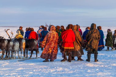 Far North, Yamal Yarımadası ren geyiği çobanı günü, Nenets 'in ulusal kıyafetleri içinde yerel halk. Nadym, Rusya - 23 Şubat 2020
