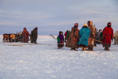 Far North, Yamal Yarımadası ren geyiği çobanı günü, Nenets 'in ulusal kıyafetleri içinde yerel halk. Nadym, Rusya - 23 Şubat 2020