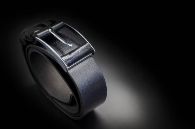 Siyah arkaplanda siyah deri kuşak