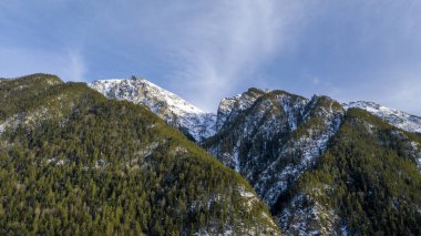 Kafkasya Dağları, Belalakaya, Sofrudzhu ve Sulakhat dağları ile kayak yamacının panoramik manzarası kış günü ufukta. Dombai kayak merkezi, Batı Kafkasya, hava fotoğrafı