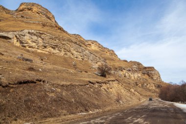 Kafkas Dağları, kışın ufukta görünen dağların panoramik manzarası. Karachayevo 'dan Kislovodsk' a giderken. Batı Kafkasya, Karachai-Cthe, Rusya.