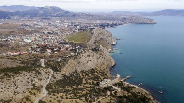 Kırım Yarımadası kıyıları, kayalık dağlar, deniz manzaralı Sudak tatil beldesi.,