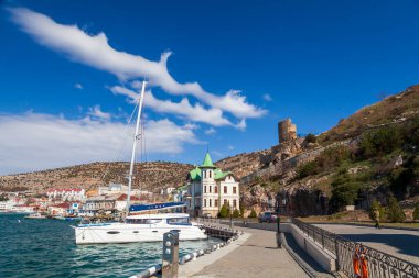 Ceneviz kalesi Chembalo 'nun kalıntıları ile Balaclava Koyu' nun manzaralı manzarası. Balaklava, Sivastopol, Kırım. İlham verici seyahat manzarası. Hava fotoğrafı. Sea Bay Balaklava 14 Mart 2021