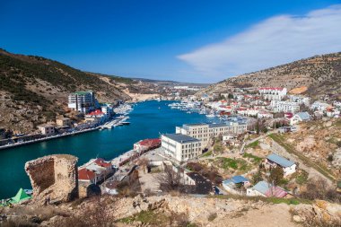 Ceneviz kalesi Chembalo 'nun kalıntıları ile Balaclava Koyu' nun manzaralı manzarası. Balaklava, Sivastopol, Kırım. İlham verici seyahat manzarası. Hava fotoğrafı. Sea Bay Balaklava 14 Mart 2021