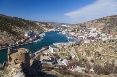 Ceneviz kalesi Chembalo 'nun kalıntıları ile Balaclava Koyu' nun manzaralı manzarası. Balaklava, Sivastopol, Kırım. İlham verici seyahat manzarası. Hava fotoğrafı. Sea Bay Balaklava 14 Mart 2021